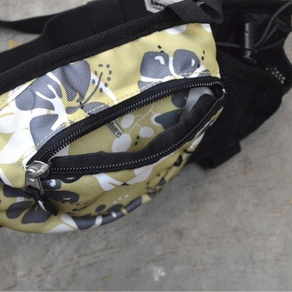Adventuridge Floral Padded Adjustable Fanny or Crossbody Bag, New with Tag - Picture 4 of 9
